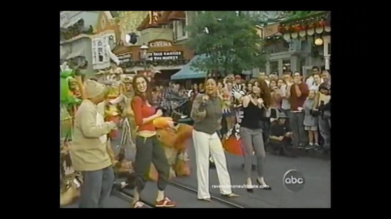 2003 WALT DISNEY WORLD CHRISTMAS DAY PARADE – DISNEY CHANNEL CIRCLE OF STARS (CIRCLE OF LIFE SONG)