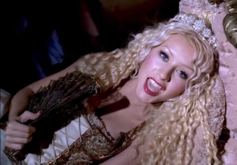 CHRISTINA AGUILERA – WHAT A GIRL WANTS (OFFICIAL MUSIC VIDEO)