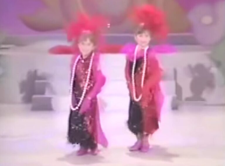 MARY-KATE AND ASHLEY “IDENTICAL TWINS”