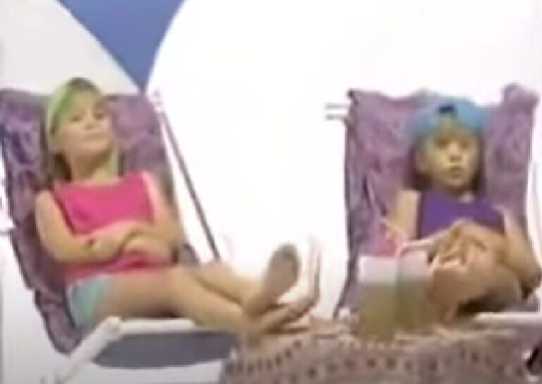 MARY-KATE AND ASHLEY OLSEN – “SINGING STAYING COOL”