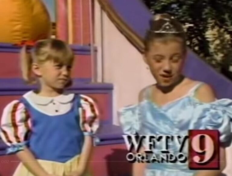 MARY-KATE OLSEN AND JODI SWEETIN AT THE 1993 DISNEY EASTER PARADE