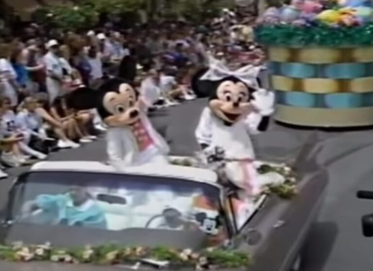 DISNEY CHARACTERS PERFORMANCE AT 90’s DISNEY WORLD EASTER PARADE